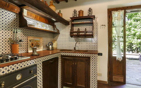 Girasole: Bâtiment, Propriété, Bois, Cabinetry, Comptoir, Maison, Design Intérieur, Cuisine, Architecture, Tache De Bois