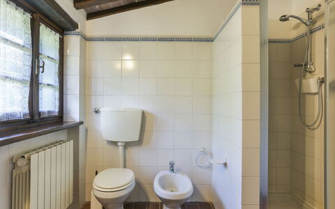 Girasole: Luminaire Plomberie, Propriété, Blanc, Fenêtre, Salle De Bains, Tete De Douche, Toilette, Design Intérieur, Éclairage