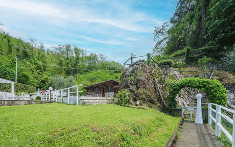 La Fonte: Ciel, Plante, Meubles, Communauté Des Plantes, Table, Paysage Naturel, Chaise, Lot Terre, Mobilier De Jardin, Arbre