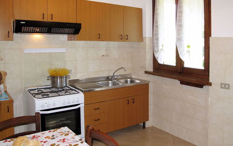 Emilia: Cuisine, Meubles, Bois, Appareil De Cuisine, Sol, Principaux Appliance, Comptoir, Design Intérieur, Sol, Evier