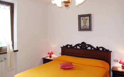 Emilia: Lit, Meubles, Chambre, Design Intérieur, Mur, Drap De Lit, Literie, Bois, Sol, Pièce