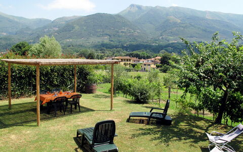 Emilia: Ciel, Nuage, Montagne, Propriété, Plante, La Nature, Botanique, Mobilier De Jardin, Arbre, Ombre