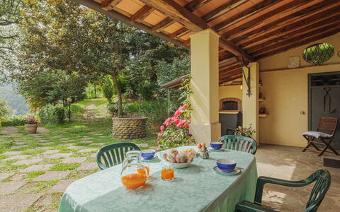 La Quercia: Table, Meubles, Plante, Chaise, Bâtiment, Vaisselle, Fleur, Pot De Fleur, Mobilier De Jardin, Tableau De Plein Air