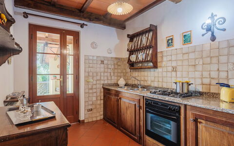 La Quercia: Comptoir, Cabinetry, Propriété, Meubles, Fenêtre, Bâtiment, Robinet, Cuisine, Évier, Appareil De Cuisine
