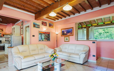 Verde Versilia: Meubles, Canapé, Propriété, Fenêtre, Salon, Design Intérieur, Éclairage, Cadre, Sol, Mur