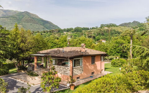 Verde Versilia: Plante, Ciel, Nuage, Propriété, Bâtiment, Communauté Des Plantes, Montagne, Fenêtre, Paysage Naturel, Arbre