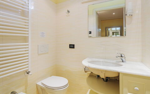 Verde Versilia: Miroir, Lavabo, Luminaire Plomberie, Évier, Propriété, Robinet, Salle De Bains, Violet, Design Intérieur
