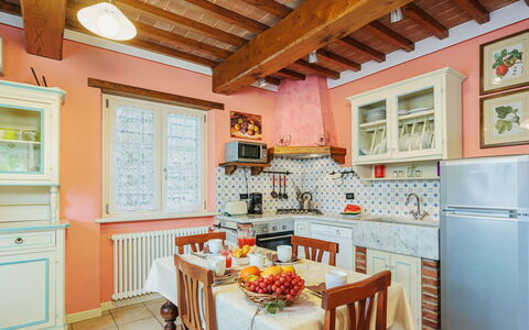 Verde Versilia: Meubles, Propriété, Cabinetry, Table, Fenêtre, Bois, Design Intérieur, Cuisine, Comptoir, Éclairage