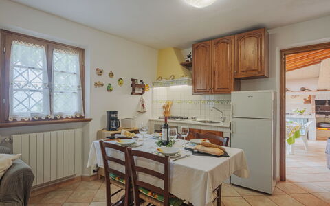 Alba: Cabinetry, Meubles, Table, Propriété, Comptoir, Fenêtre, Bois, Cuisine, Design Intérieur, Chaise