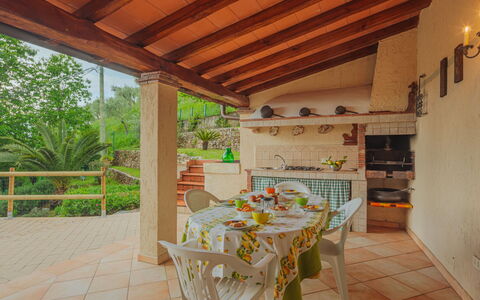 Alba: Table, Plante, Meubles, Propriété, Chaise, Bâtiment, Bois, Porche, Mobilier De Jardin, Design Intérieur