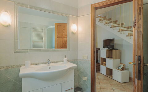 Alba: Miroir, Propriété, Luminaire Plomberie, Évier, Robinet, Salle De Bains, Lavabo, Design Intérieur, Bâtiment, Bois