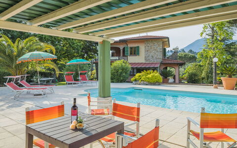 Costacce: L'Eau, Plante, Meubles, Propriété, Table, Chaise, Arbre, Mobilier De Jardin, Piscine, Bâtiment
