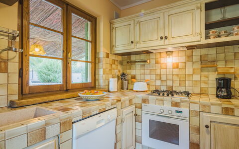 Costacce: Cabinetry, Comptoir, Propriété, Fenêtre, Cuisine, Bâtiment, Cuisinière, Bois, Appareil De Cuisine, Design Intérieur