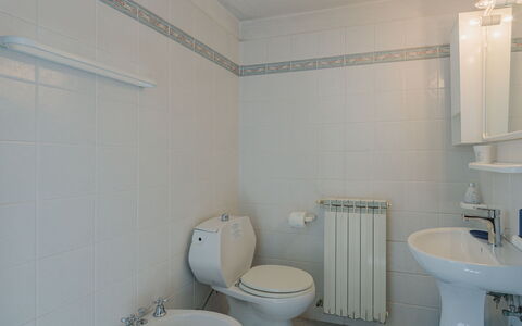 L'Oliveto: Luminaire Plomberie, Évier, Miroir, Salle De Bains, Bleu Azur, Violet, Lavabo, Toilette, Siège De Toilette, Robinet