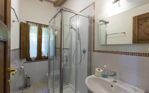 Colle alla Luna: Luminaire Plomberie, Miroir, Robinet, Évier, Propriété, Tete De Douche, Salle De Bains, Douche, Porte De Douche, Panneau De Douche