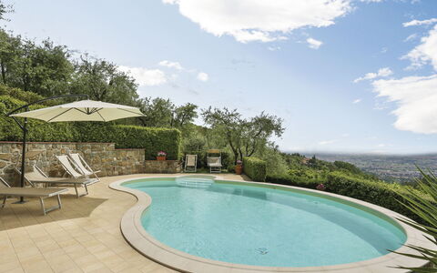 Villa i Cipressi: L'Eau, Nuage, Ciel, Ressources En Eau, Propriété, Piscine, Plante, Bleu Azur, Arbre, Ombre