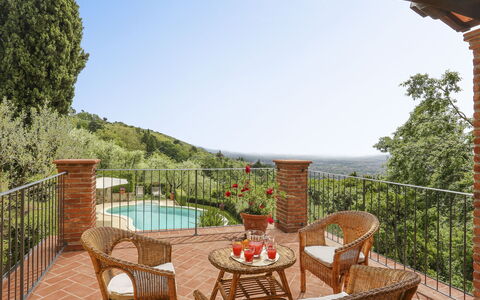 Villa i Cipressi: Ciel, Table, Meubles, L'Eau, Propriété, Chaise, Plante, La Nature, Bois, Bleu Azur