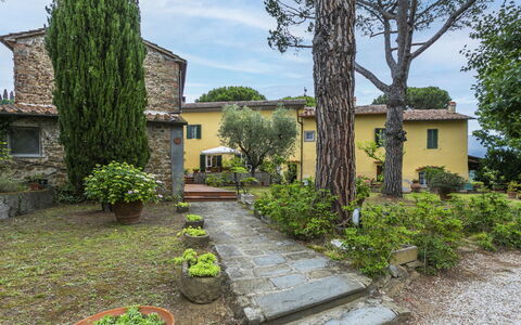 Monsummano Terme 604: L'Eau, Ciel, Plante, Propriété, Piscine, Bleu Azur, Ombre, Mobilier De Jardin, Balancelle, Arbre