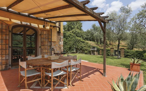 Desideri: Plante, Propriété, Meubles, Table, Nuage, Ciel, Ombre, Arbre, Mobilier De Jardin, Chaise