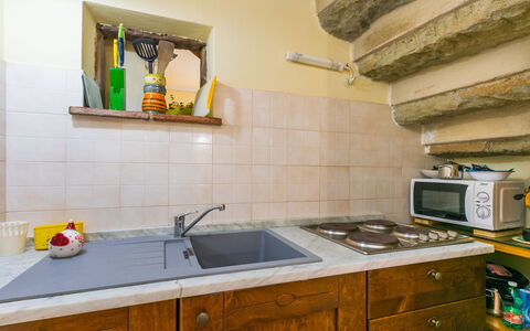 La Casina: Cabinetry, Comptoir, Evier, Propriété, Meubles, Évier, Robinet, Cuisine, Bois, Design Intérieur
