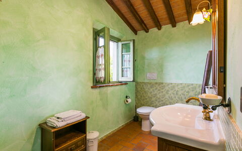 La Casina: Miroir, Propriété, Évier, Luminaire Plomberie, Robinet, Baignoire, Bâtiment, Fenêtre, Salle De Bains, Armoire De Toilette