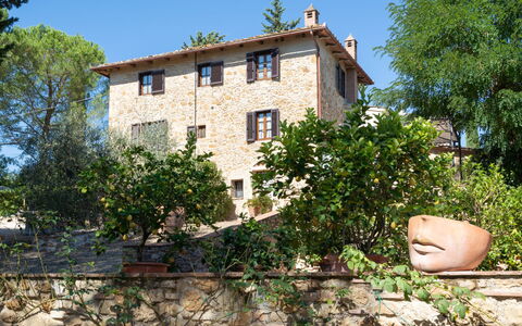 Il Sangiovese: Bâtiment, Plante, Ciel, Fenêtre, Arbre, Maison, Lot Terre, Chalet, Façade