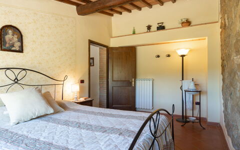 Il Sangiovese: Chambre, Propriété, Pièce, Lit, Bâtiment, Meubles, Design Intérieur, Maison, Plafond, Cadre De Lit