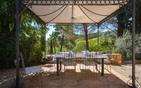 Il Sangiovese: Plante, Table, Tente, Chaise, Arbre, Ombre, Tableau De Plein Air, Lot Terre, Mobilier De Jardin, Loisir