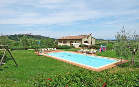 Le Fonti di Santa Lucia: Ciel, Nuage, Plante, Piscine, Paysage Naturel, Lot Terre, L'Eau, Bâtiment, Rectangle, Loisir