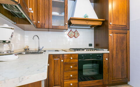 Borgo Antico: Comptoir, Cabinetry, Propriété, Meubles, Évier, Bâtiment, Cuisine, Bois, Tiroir, Sol