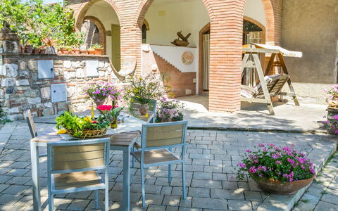 Borgo Antico: Fleur, Plante, Bâtiment, Pot De Fleur, Plante D'Appartement, Botanique, Chaise, Maison, Mobilier De Jardin, Surface De La Route