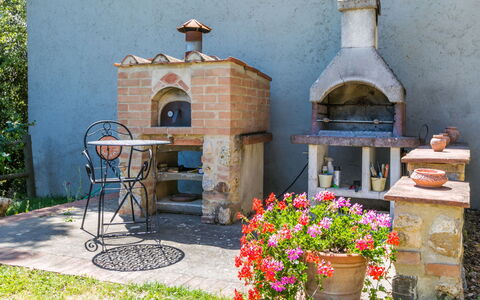 Borgo Antico: Fleur, Plante, Propriété, Pot De Fleur, Plante D'Appartement, Bâtiment, Maison, Mobilier De Jardin, Tableau De Plein Air, Immobilier
