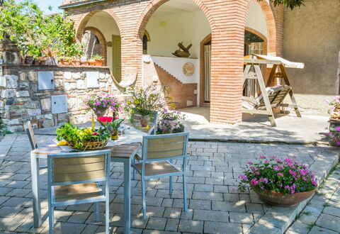 Borgo Antico: Fleur, Plante, Bâtiment, Pot De Fleur, Plante D'Appartement, Botanique, Chaise, Maison, Mobilier De Jardin, Surface De La Route