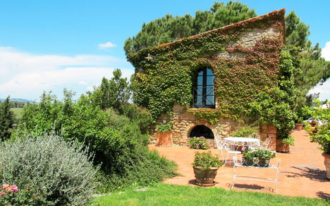Santa Enerichetta: Propriété, Maison, Végétation, Paysage Naturel, Arbre, Arbuste, Jardin, Herbe, Zone Rurale, Botanique