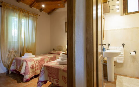Il Poderino: Miroir, Évier, Robinet, Luminaire Plomberie, Fenêtre, Bois, Design Intérieur, Architecture, Salle De Bains, Confort