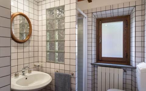 Capanna: Miroir, Robinet, Évier, Propriété, Luminaire Plomberie, Salle De Bains, Lavabo, Design Intérieur, Éclairage, Architecture