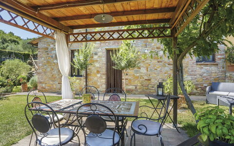 Amos: Plante, Meubles, Table, Propriété, Chaise, Tableau De Plein Air, Ombre, Mobilier De Jardin, Design Intérieur, Architecture