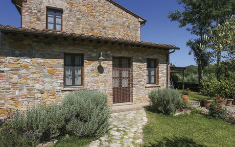 Amos: Plante, Ciel, Bâtiment, Fenêtre, Maison, Arbre, Chalet, Lot Terre, Herbe, Zone Résidentielle