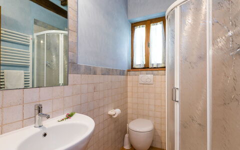 Poggio All'Aia: Luminaire Plomberie, Robinet, Miroir, Propriété, Évier, Salle De Bains, Lavabo, Bleu, Bâtiment, Violet