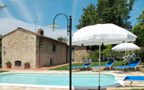 Ambrogetta: L'Eau, Nuage, Plante, Ciel, Bleu Azur, Piscine, Bâtiment, Parapluie, Éclairage Public, Mobilier De Jardin