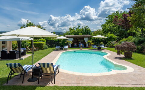 Cadellura: Nuage, Ciel, L'Eau, Plante, Propriété, Piscine, Parapluie, Ombre, Mobilier De Jardin, Loisir