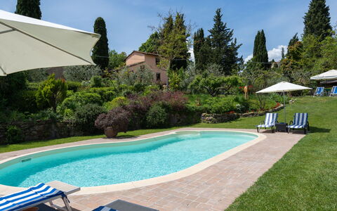 Cadellura: L'Eau, Plante, Ciel, Propriété, Bâtiment, Bleu, Arbre, Piscine, Ombre, Mobilier De Jardin