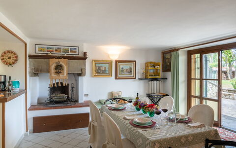 Cadellura: Table, Cadre, Meubles, Propriété, Fenêtre, Chaise, Bois, Vaisselle, Design Intérieur, Salon