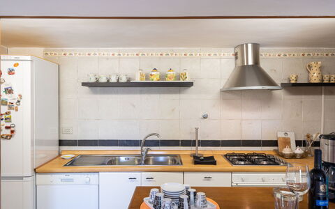Cadellura: Cabinetry, Comptoir, Propriété, Cuisine, Cuisinière, Appareil De Cuisine, Évier, Bois, Électroménager, Robinet