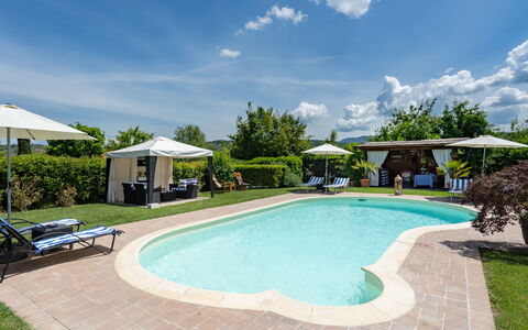 Cadellura: L'Eau, Ciel, Plante, Nuage, Propriété, Piscine, Bleu Azur, Ombre, Arbre, Mobilier De Jardin