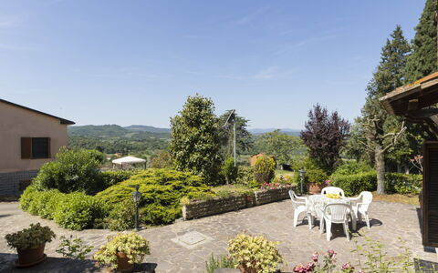 La Casina: Ciel, Table, Meubles, Jour, Propriété, Plante, Montagne, Bleu Azur, Chaise, La Nature