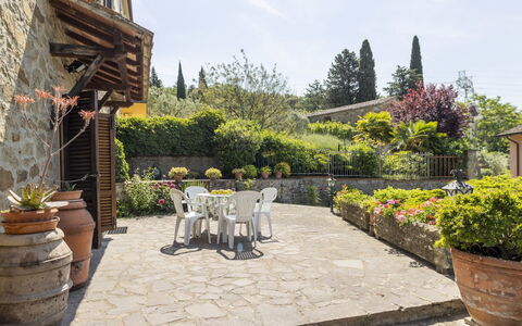 La Casina: Ciel, Table, Meubles, Jour, Propriété, Plante, Montagne, Bleu Azur, Chaise, La Nature