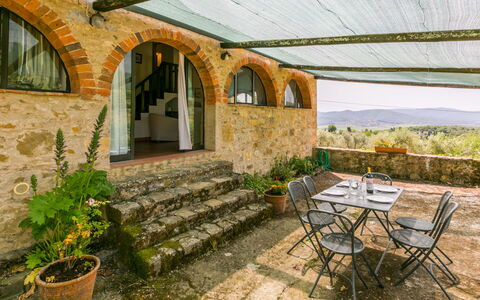 Il Forno: Plante, Table, Propriété, Meubles, Bâtiment, Pot De Fleur, Fenêtre, Chaise, Bois, Design Intérieur