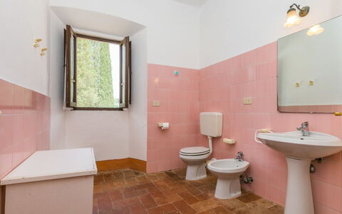 Buca dei Merli: Luminaire Plomberie, Siège De Toilette, Toilette, Lavabo, Bâtiment, Salle De Bains, Fenêtre, Violet, Évier
