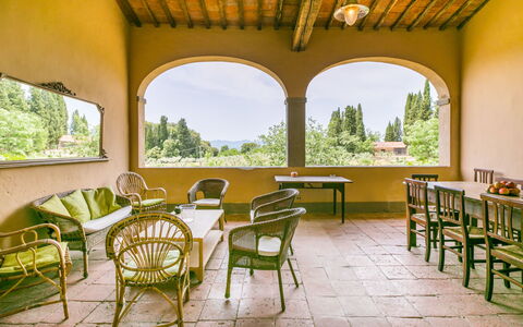 Buca dei Merli: Meubles, Table, Propriété, Plante, Fenêtre, Chaise, Ombre, Arbre, Bois, Éclairage